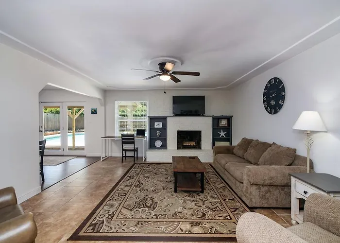 Worth Big Saltwater Pool With Big Games And Projection Screen Holiday home Fort Worth