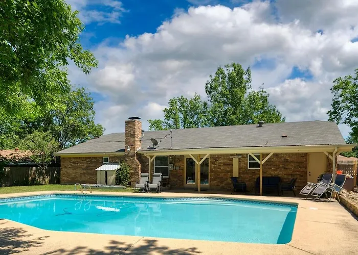 Worth Big Saltwater Pool With Big Games And Projection Screen *