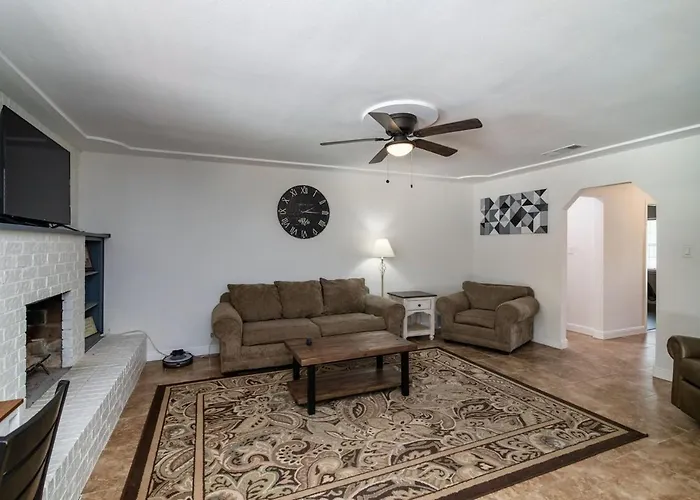 Worth Big Saltwater Pool With Big Games And Projection Screen Holiday home